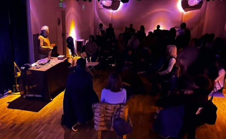 L'escriptor Víctor Mesanza durant la presentació.